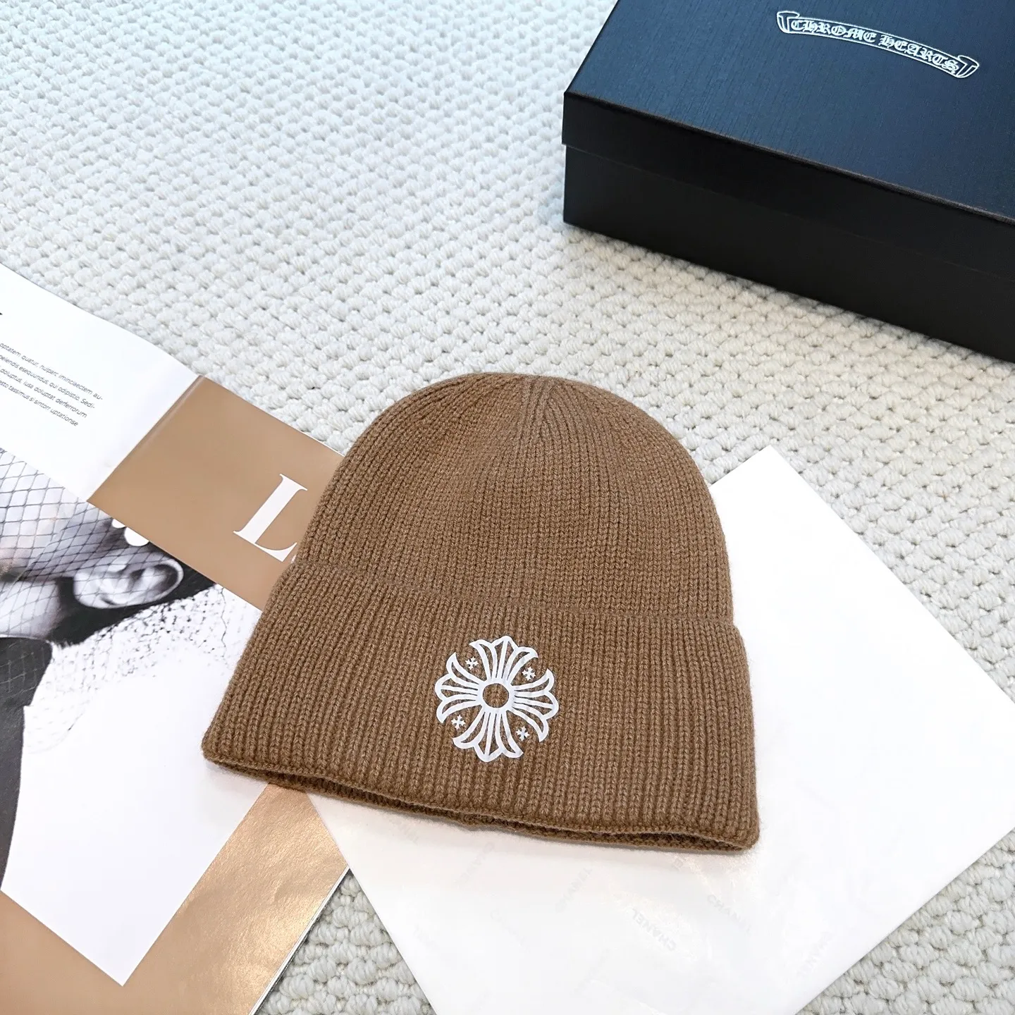 P50 🤍Chrome hearts new autumn and winter cross knitted hat🧶 One of the must-have hats in autumn and winter~ It really looks good on whoever wears it~, it is also a perfect match in black and white and gray in autumn~